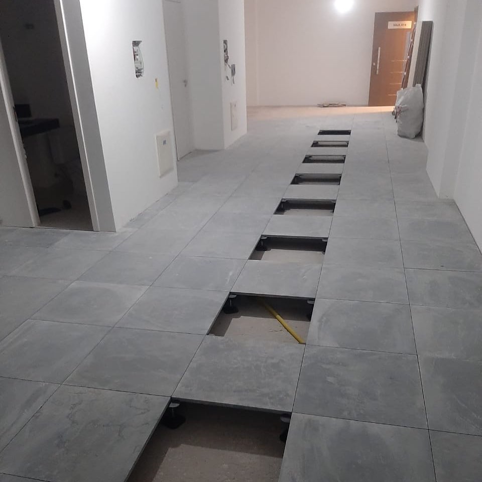 Piso elevado de ardósia