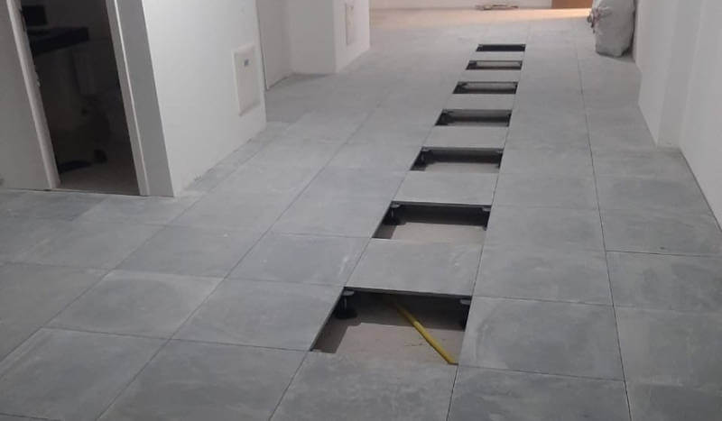 Piso elevado de ardósia